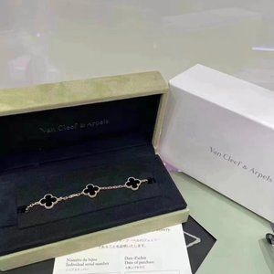 (sold)Van Cleef & Arpels 5 black motif bracelet